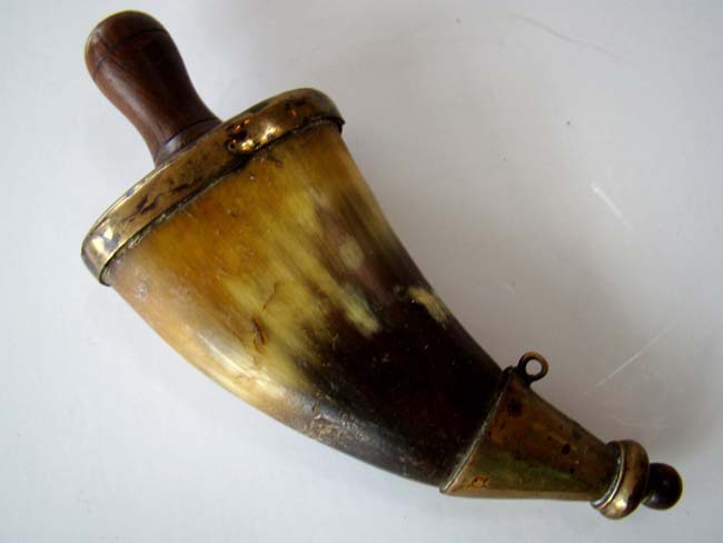 A lovely small 18th century brass mounted horn priming flask circa 1775 — image 2